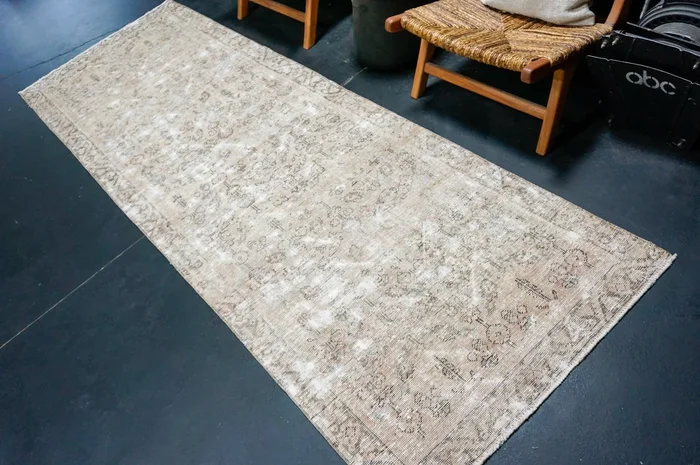 3’5 x 10’4 Classic Vintage Runner Muted Taupe, Black, Sage & Red ‘5008