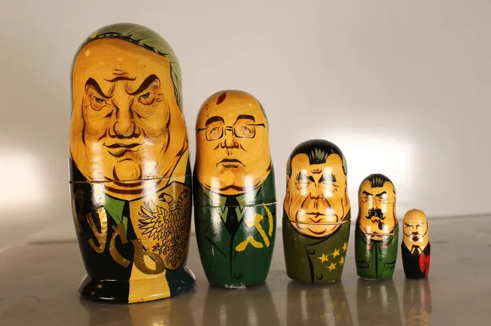 5 Pieces Russian matryoshka Doll ( Leaders)